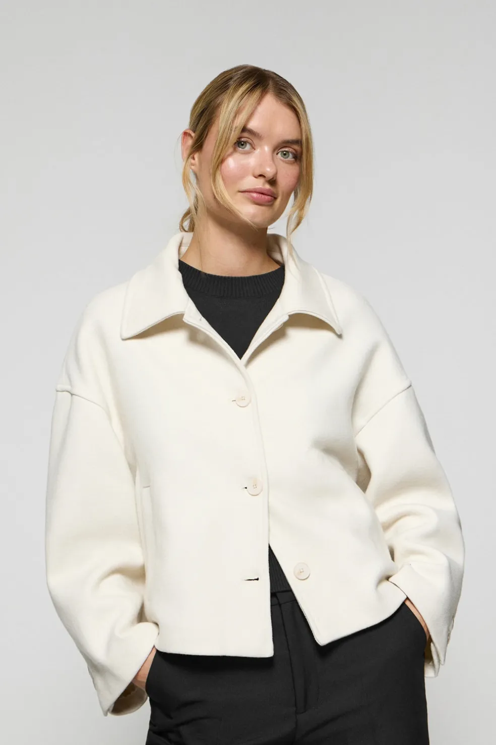 Abrigo corto Lita beige abotonado y detalles Polo Club