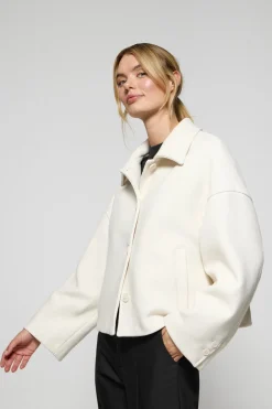 Abrigo corto Lita beige abotonado y detalles Polo Club