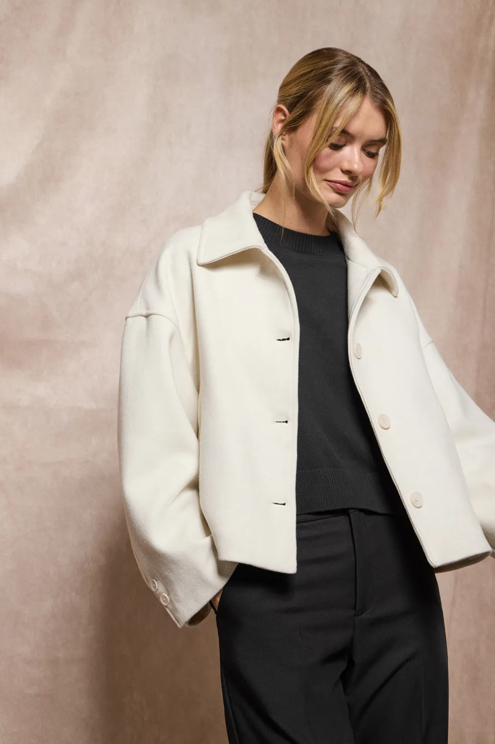 Abrigo corto Lita beige abotonado y detalles Polo Club
