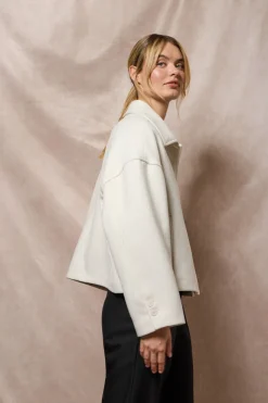 Abrigo corto Lita beige abotonado y detalles Polo Club