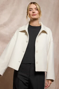 Abrigo corto Lita beige abotonado y detalles Polo Club