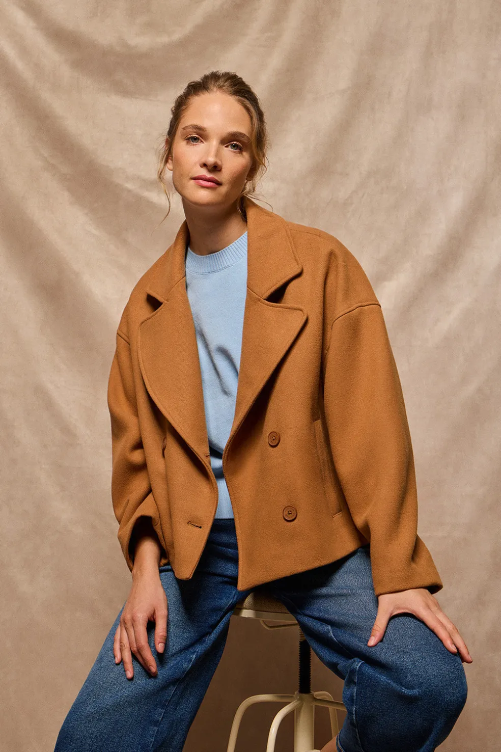 Abrigo corto Lona color camel cruzado abotonado y detalles Polo Club