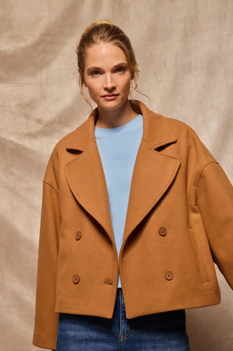 Abrigo corto Lona color camel cruzado abotonado y detalles Polo Club