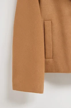 Abrigo corto Lona color camel cruzado abotonado y detalles Polo Club