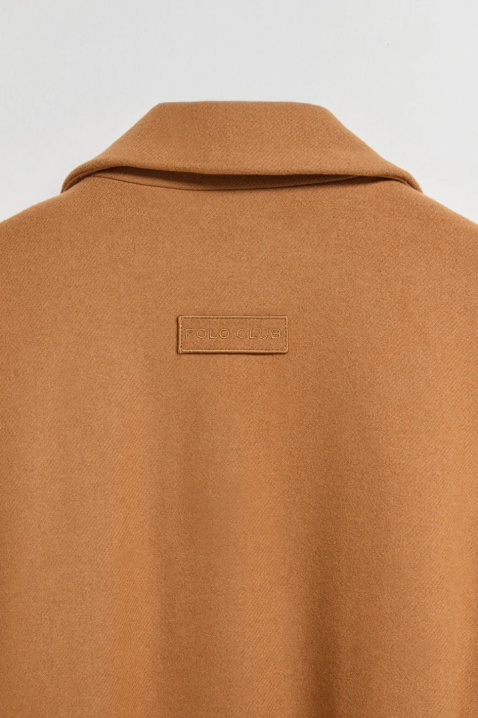 Abrigo largo Carrie color camel de paño y detalles Polo Club