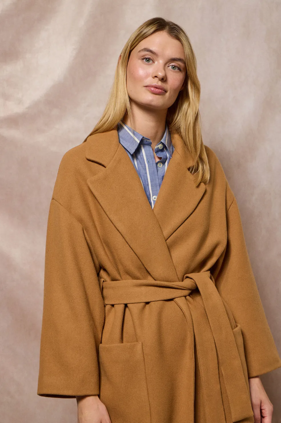 Abrigo largo Carrie color camel de paño y detalles Polo Club