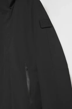 Abrigo Mackey negro de capucha fija y detalles Polo Club