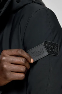 Abrigo Mackey negro de capucha fija y detalles Polo Club