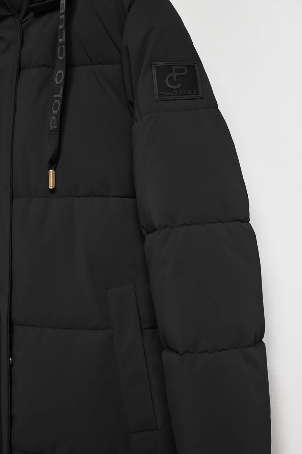 Abrigo Roma color negro de capucha extraíble y detalles Polo Club
