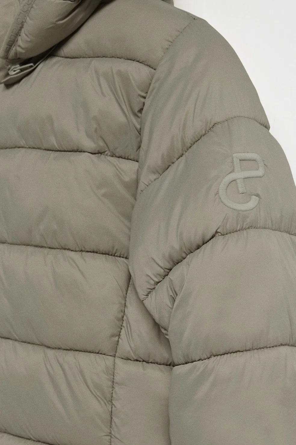 Abrigo ultralight color topo Cecilia de capucha extraíble y bordado PC