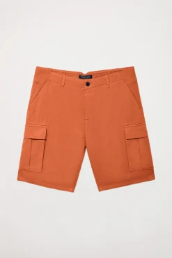 Bermuda cargo color tierra con logo bordado