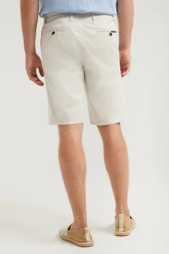 Bermuda relajada gris claro con logo bordado