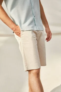 Bermuda relajada gris claro con logo bordado