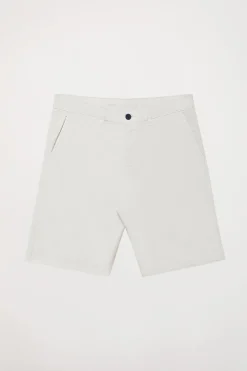 Bermuda relajada gris claro con logo bordado