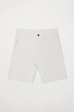 Bermuda relajada gris claro con logo bordado