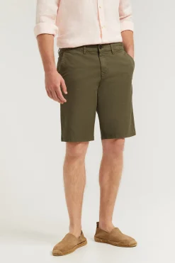 Bermuda relajada verde oliva con logo bordado