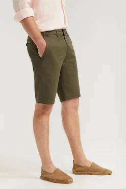 Bermuda relajada verde oliva con logo bordado