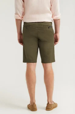 Bermuda relajada verde oliva con logo bordado
