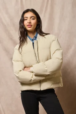 Bomber acolchada beige Dubái con detalle Polo Club