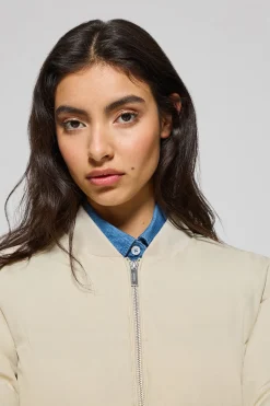 Bomber acolchada beige Dubái con detalle Polo Club