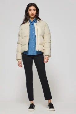 Bomber acolchada beige Dubái con detalle Polo Club