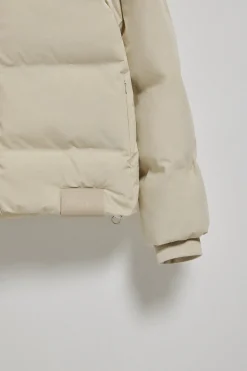 Bomber acolchada beige Dubái con detalle Polo Club