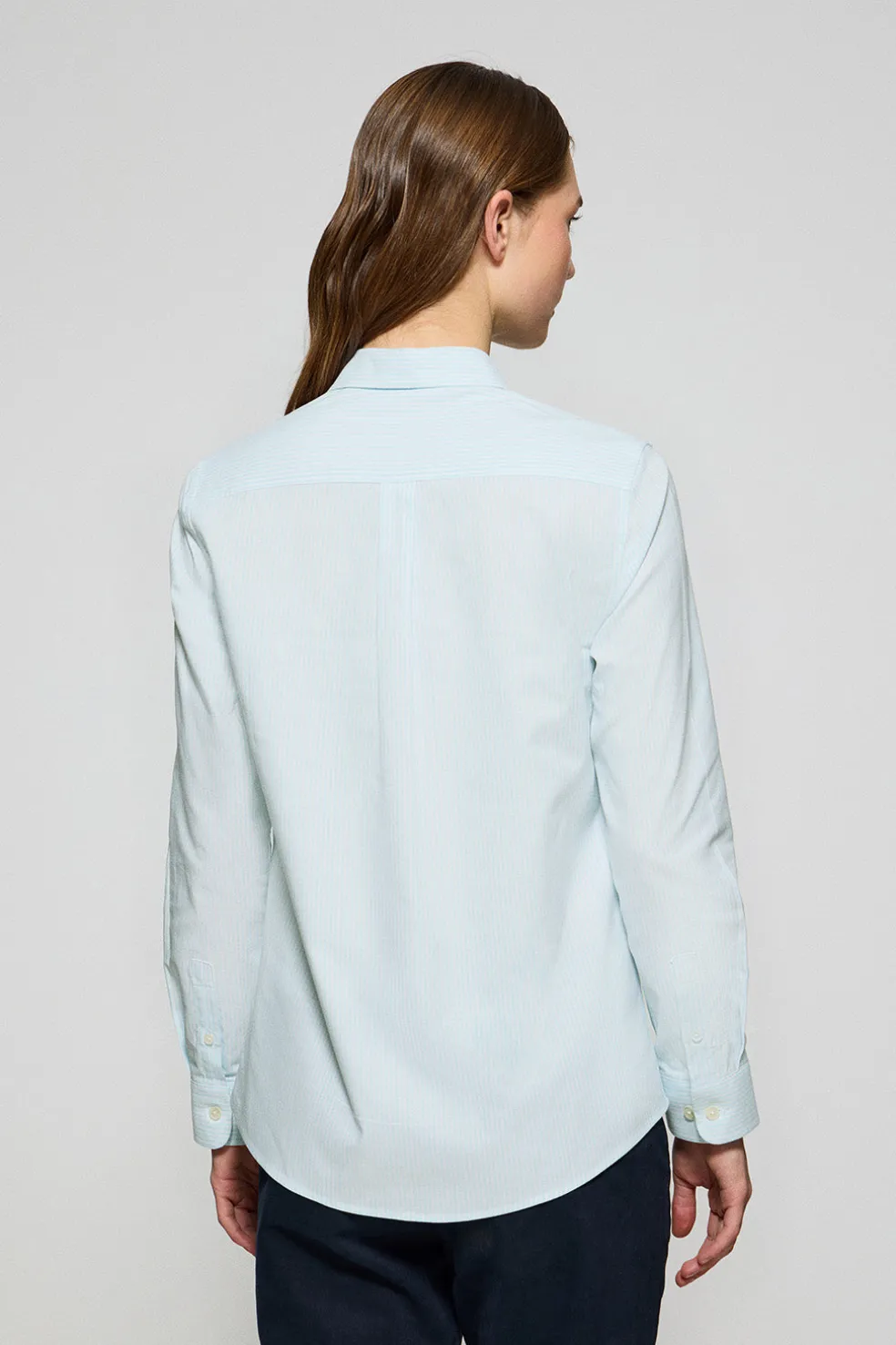 Camisa a rayas color aguamarina con logo bordado