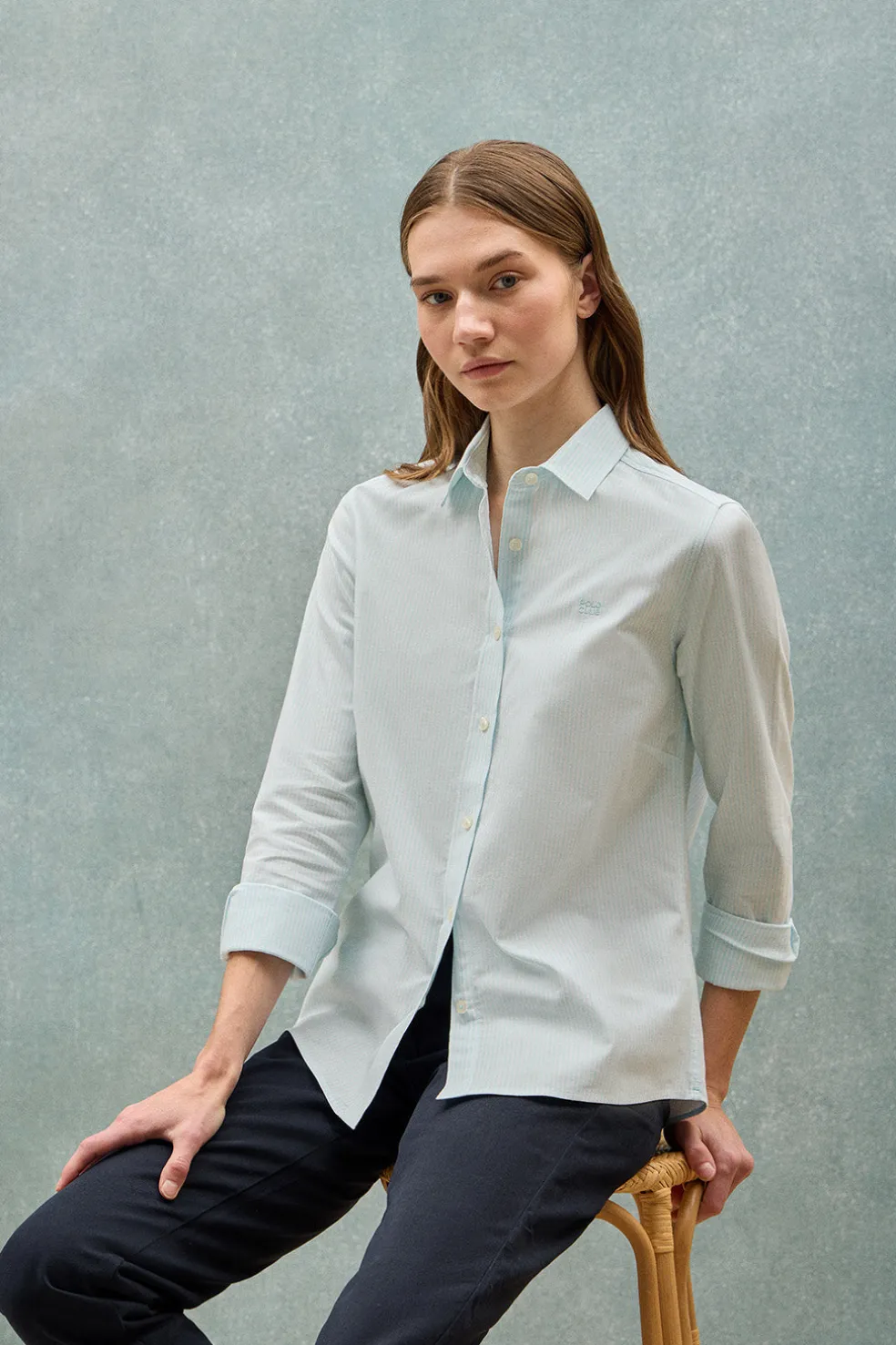Camisa a rayas color aguamarina con logo bordado