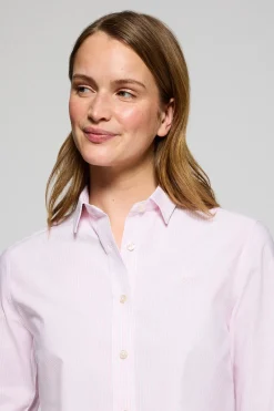Camisa a rayas color rosa con logo bordado