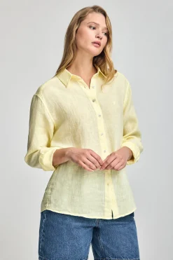 Camisa amarilla garment dye de lino con monograma bordado