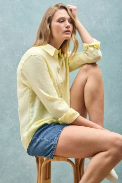 Camisa amarilla garment dye de lino con monograma bordado