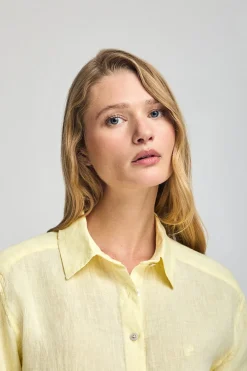 Camisa amarilla garment dye de lino con monograma bordado