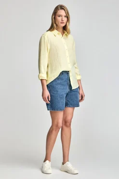 Camisa amarilla garment dye de lino con monograma bordado