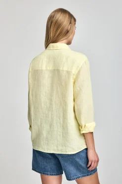Camisa amarilla garment dye de lino con monograma bordado