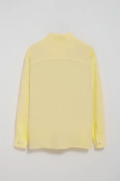 Camisa amarilla garment dye de lino con monograma bordado