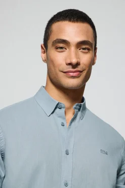 Camisa azul celeste de lino y algodón regular fit con logo bordado