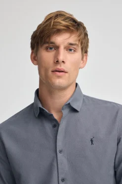 Camisa azul marino de corte slim y cuello italiano con logo Rigby Go