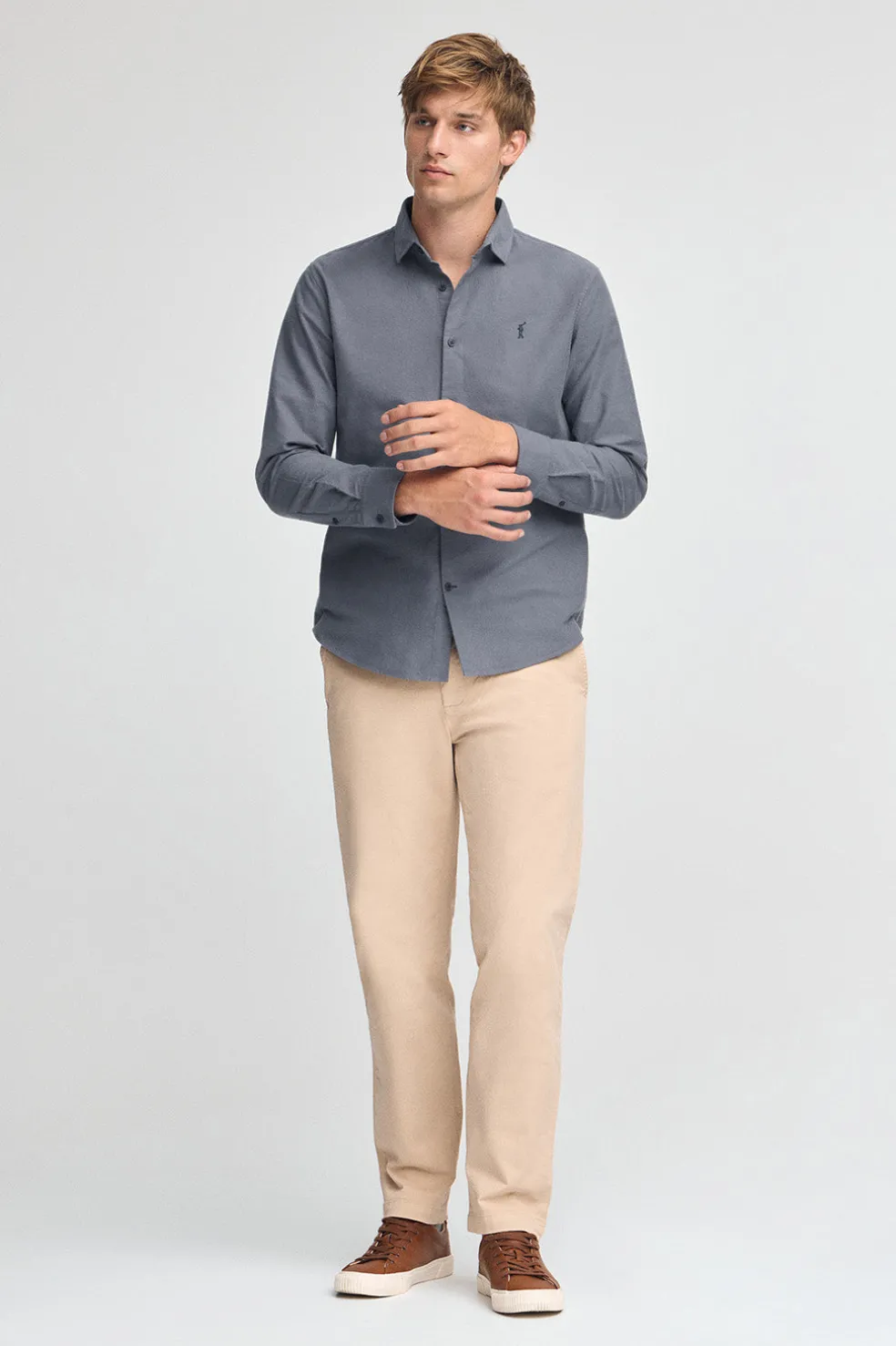 Camisa azul marino de corte slim y cuello italiano con logo Rigby Go