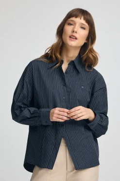 Camisa azul marino de corte relajado y cuello clasico