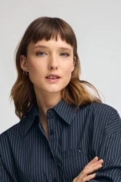 Camisa azul marino de corte relajado y cuello clasico