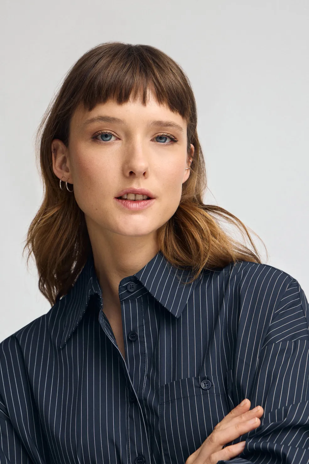 Camisa azul marino de corte relajado y cuello clasico