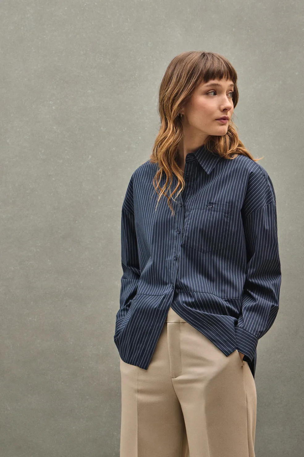 Camisa azul marino de corte relajado y cuello clasico