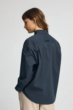 Camisa azul marino de corte relajado y cuello clasico