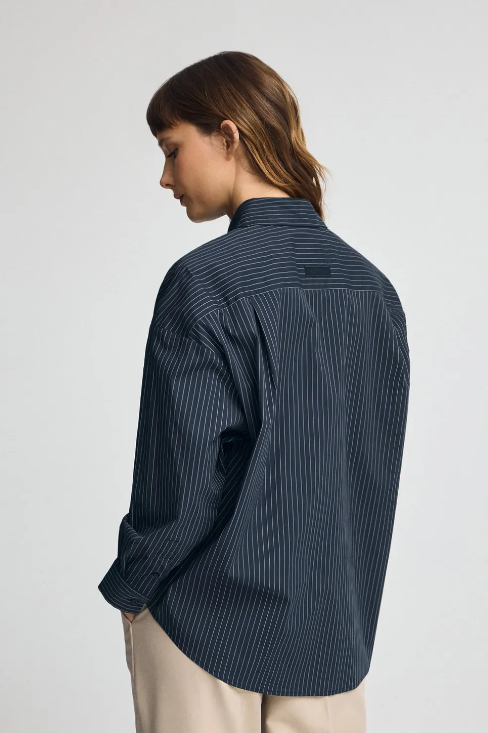 Camisa azul marino de corte relajado y cuello clasico