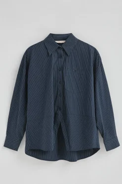 Camisa azul marino de corte relajado y cuello clasico