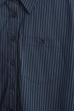 Camisa azul marino de corte relajado y cuello clasico
