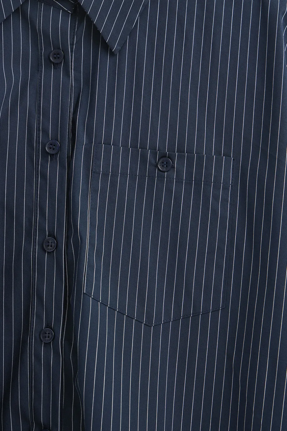 Camisa azul marino de corte relajado y cuello clasico