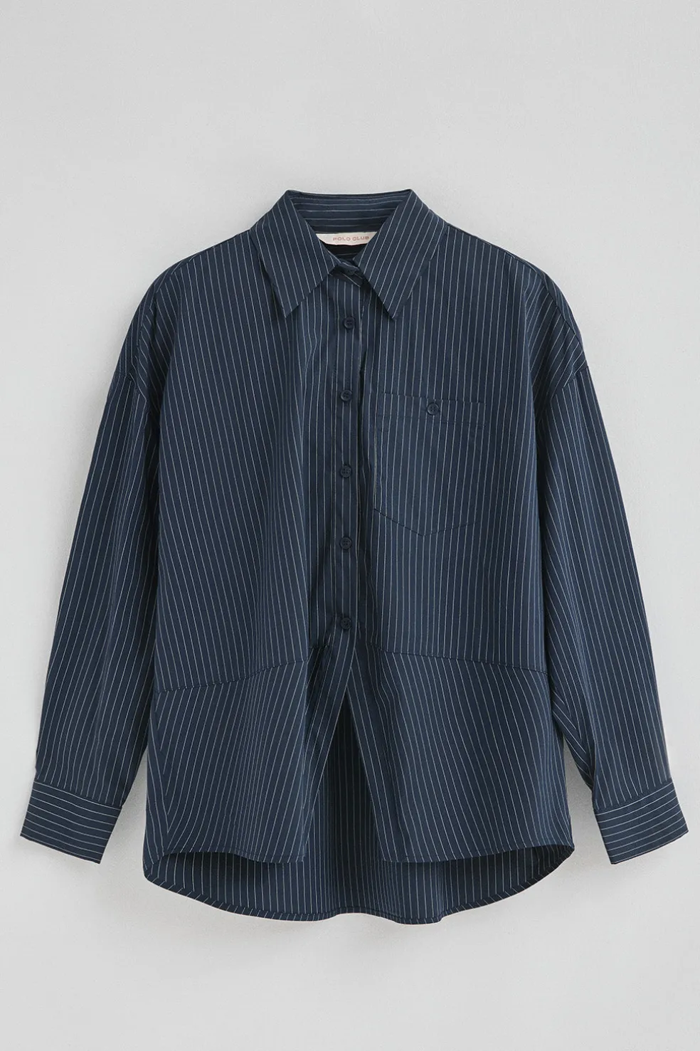 Camisa azul marino de corte relajado y cuello clasico