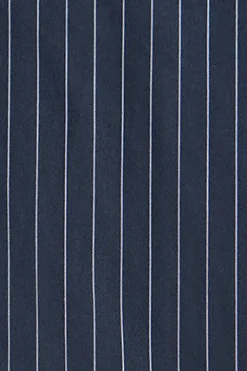 Camisa azul marino de corte relajado y cuello clasico
