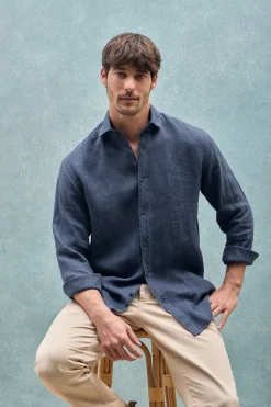 Camisa azul marino de lino garment dye con monograma bordado